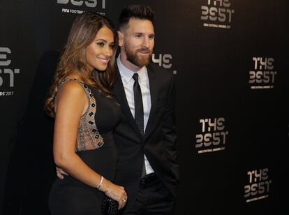 El jugador del FC Barcelona posa junto a su esposa Antonella, a su llegada al teatro Palladium de Londres donde celebra la gala.