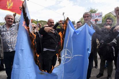 Manifestantes montenegrinos queimam uma bandeira da OTAN, na sexta-feira passada.