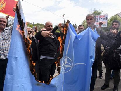 Manifestantes montenegrinos queimam uma bandeira da OTAN, na sexta-feira passada.