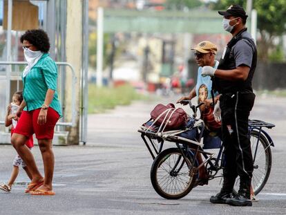Para 60 millones de brasileños que viven por debajo del umbral de pobreza, el confinamiento es un lujo que no se pueden permitir