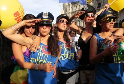 Un grupo de chicas saludando durante el desfile del año pasado.