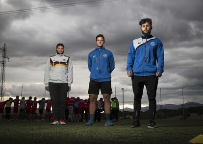 De izquierda a derecha, Javier Puentes (25 años), Guillermo Sánchez (22) y Pablo Jiménez (25) entrenadores del alevín en la Unión Deportiva Vellón Venturada. El club se fundó en 2014 para dar respuesta al crecimiento de población en los dos pueblos. "Estos chicos cuentan con el respaldo de una organización y están teniendo éxitos notables", dice Sánchez.