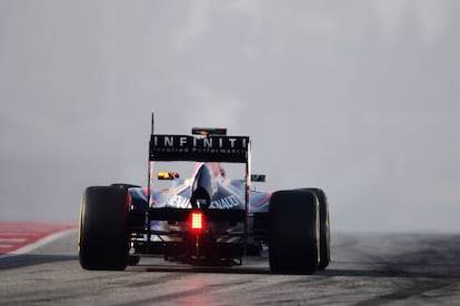 Sebastian Vettel sale a la pista con su Red Bull entre la niebla de Montmeló.