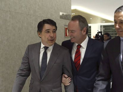 Ignacio González (e) i l'exministre Eduardo Zaplana (d) amb l'expresident de la Generalitat, Alberto Fabra, el 2014.