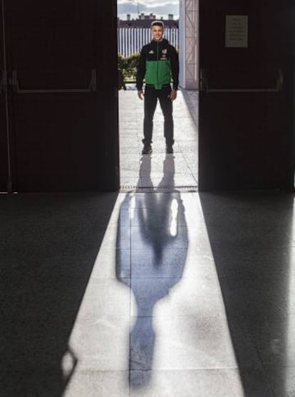 Jesús Gil Manzano, en la entrada al pasillo donde está la puerta de acceso al VAR, en la Ciudad del Fútbol de Las Rozas. Gil Manzano es uno de los cuatro árbitros españoles de élite UEFA.