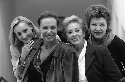 Las actrices Isabel Gaudí, Gemma Cuervo, Encarna Paso y María Asquerino, durante un descanso en el ensayo de la obra de teatro 'Algún día juntas' en 1996.