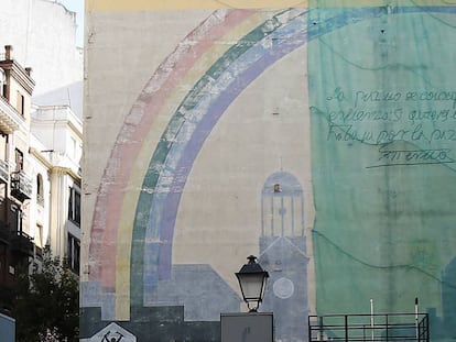 El mural de la paz de Tierno Galván en la plaza del Carmen. 