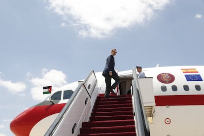El Rey sube las escalerillas del avión el 20 de mayo de 2017 en su viaje a Jordania, donde asistió al Foro Económico Mundial de Oriente Próximo y Norte de África.