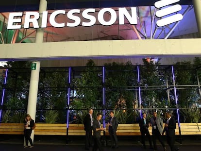 Asistentes al Mobile junto al pabellón de Ericsson en una imagen de archivo.