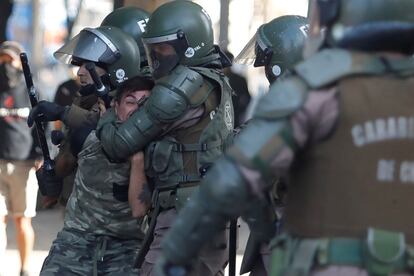 Un manifestante es arrestado por la policía durante el festival de la canción de Viña del Mar, en Chile. El país lleva meses agitado por intensas protestas sociales contra la política económica del Gobierno y grupos de activistas trataron de impedir que se celebrara el festival, el más importante de la canción latina, que lleva celebrándose ininterrumpidamente desde hace más de medio siglo.