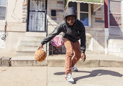 Jerome Adams, 15 años, juega con una pelota de baloncestol un lunes por la tarde.