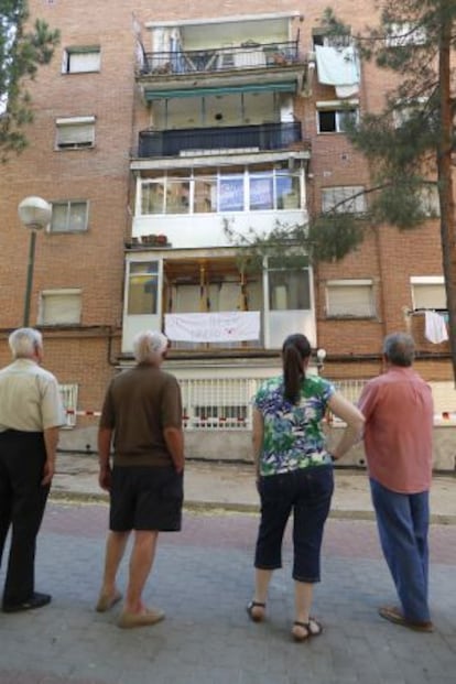 Bloque apuntalado para evitar su ruina en Los Pinos de San Agustín, en Villa de Vallecas.