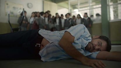 Eugenio Derbez en el papel del maestro Sergio Juárez, en la película 'Radical' (dir. Zalla, 2023).