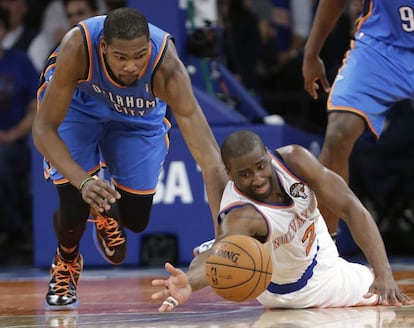 Felton, en el suelo, intenta evitar que Durant se haga con el balón.