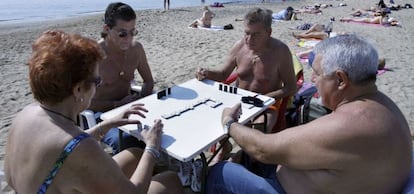 un grupo de jubilados disfrutan de la playa de la Barceloneta. 