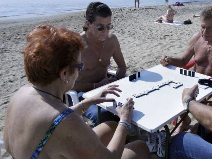 un grupo de jubilados disfrutan de la playa de la Barceloneta. 