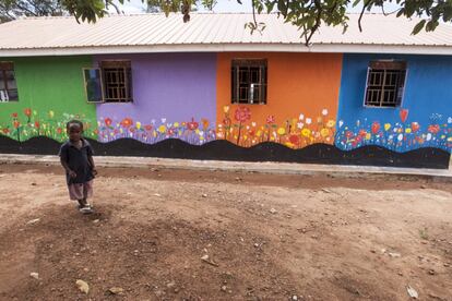 La casa-dormitorio ha sido decorada por los niños con ayuda de Michael, su profesor de arte.