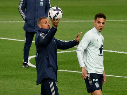 Luis Enrique, junto a Rodrigo Moreno, durante el entrenamiento en el estadio Olímpico de Atenas previo al partido de este jueves entre Grecia y España.