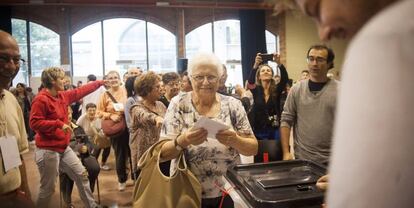 Votacion en el Centre Civic Cotxeres de Sants, en Barcelona.