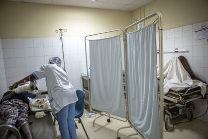 Los núcleos urbanos como Dakar, Saint Louis o Thiès, las tres ciudades principales del país, tienen una mayor cobertura gracias a departamentos como los de la foto, del hospital Pikine de la capital senegalesa. Es en las zonas rurales donde se encuentran las mayores complicaciones debido a la inaccesibilidad.