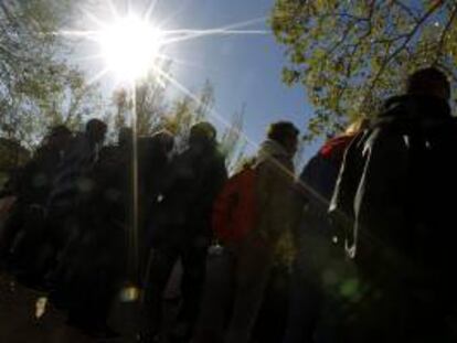 Los alumnos del Instituto Alameda de Osuna guardan un minuto de silencio en memoria de su compañera Cristina Arce, fallecida en la multitudinaria fiesta de Halloween.