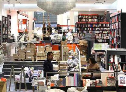 Operarios y libreros, ayer en la librería Bertrand de la Rambla de Catalunya, de Barcelona.