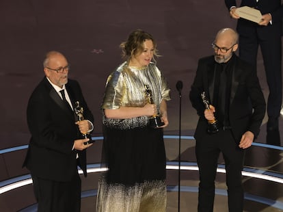 Mark Coulier, Nadia Stacey y Josh Weston aceptan el premio a mejor maquillaje y peluquería por 'Pobres Criaturas'.