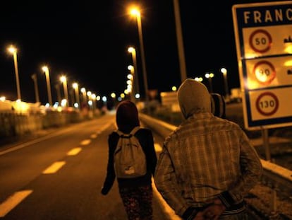 Immigrants caminen a Calais cap a l'Eurotúnel el 29 de juliol del 2015.