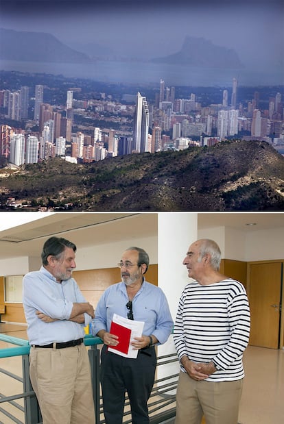 Arriba, aérea de Benidorm captada desde Finestrat, con el hotel Bali en el centro y el Penyal d&#39;Ifac al fondo. Debajo, Mira, Mazón y Gaviria, ayer.