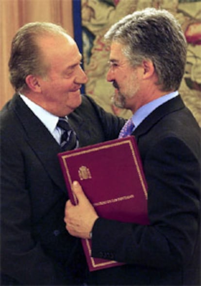 El Rey saluda al nuevo presidente del Congreso, Manuel Marín, en el Palacio de la Zarzuela.