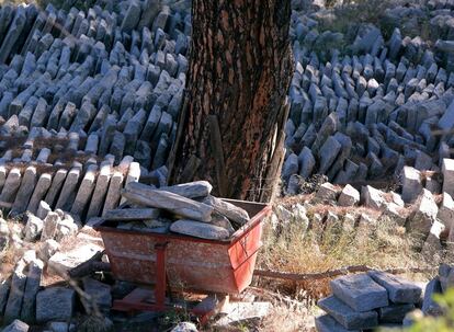 Piezas de granito apiladas en orden a la espera de ser utilizadas. La Casilla continua siendo utilizada como taller de cantería en donde se fabrican elementos que se precisan en el Madrid histórico, desde bolardos a fuentes ornamentales o para beber pasando por placas de monumentos.