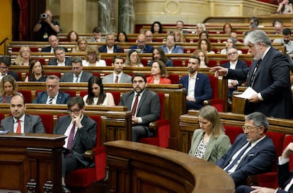 El portavoz de Junts, Albert Batet (d), interpela al presidente de la Generalitat, Salvador Illa (2i), durante la sesión de control en el Parlament. EFE/Andreu Dalmau