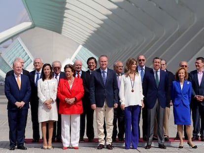 El presidente Alberto Fabra, con la alcaldesa de Valencia, Rita Barberá, y varios exministros integrados en la Fundación España Constitucional.
