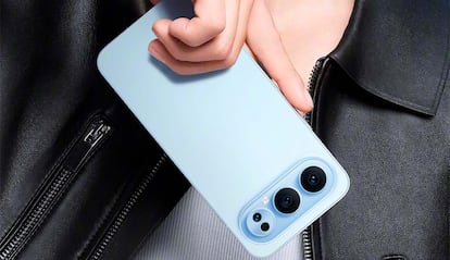 Nuevo teléfono Honor 500 Pro de color azul sujetado con una mano