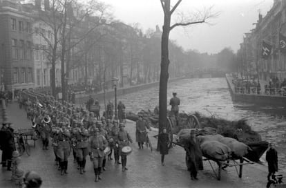 Fotografía tomada por Franz Anton Stapf de un desfile nazi en Ámsterdam, el 15 de febrero de 1941.