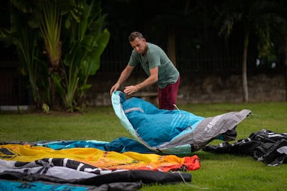 El fundador de la marca lava y prepara unos kites donados para confeccionar chaquetas, bolsos y gorros.