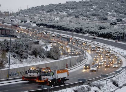 Las máquinas quitanieves, con un atasco detrás en dirección a Madrid por la A-6, a la altura de Torrelodones.