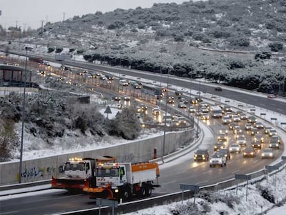 Las máquinas quitanieves, con un atasco detrás en dirección a Madrid por la A-6, a la altura de Torrelodones.