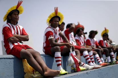 Participantes de la tribu Kayapo antes de participar en una prueba de fútbol, el 22 de octubre de 2015.