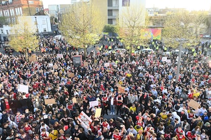 Aficionados del Arsenal, este viernes fuera del Emirates antes del partido contra el Everton.