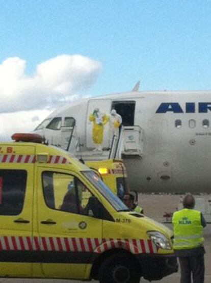 El pasajero con fiebre procedente de Nigeria sale del avión de Air France.