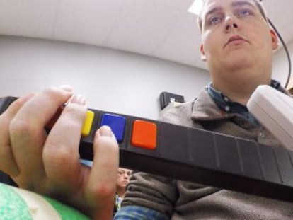 Un chico paralizado logra tocar la guitarra con un sistema que puentea su lesión medular