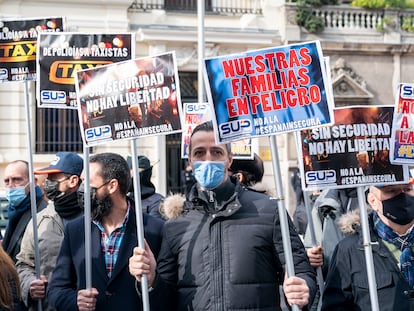 Participantes en la protesta policial celebrada este miércoles ante la Delegación del Gobierno en Madrid portan carteles contra la reforma de la 'ley mordaza'.