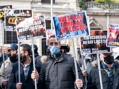 Varias personas con carteles en una concentración contra la reforma de la ‘Ley Mordaza’, frente a la Delegación del Gobierno de Madrid, este jueves.