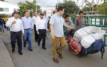 El vicepresidente del Banco Mundial, Jorge Familiar (segundo por la izquierda), durante su visita a Cúcuta.