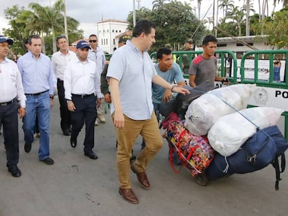 El vicepresidente del Banco Mundial, Jorge Familiar (segundo por la izquierda), durante su visita a Cúcuta.