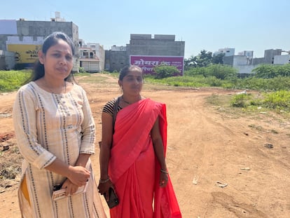 Manisha Bagole (left) with another ChildLine worker on October 10, 2023, in Alirajpur.