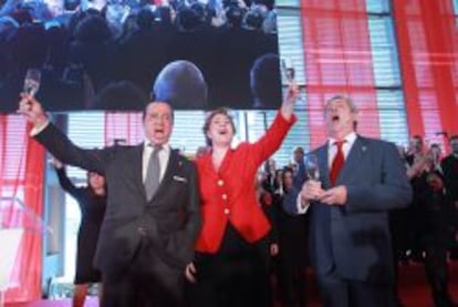 El presidente de Iberia, Antonio V&aacute;zquez, cantando &oacute;pera durante la presentaci&oacute;n