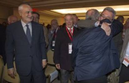 El secretario general de UGT, Cándido Méndez (d), abraza al secretario regional, Manuel Pastrana, en presencia del presidente andaluz, José Antonio Griñán (i) , momentos antes de que diera comienzo esta tarde en Sevilla el X Congreso de UGT de Andalucía, con la participación de 300 delegados que debaten el Programa de Acción del Sindicato para los próximos cuatro años y eligen a la Comisión Ejecutiva Regional.