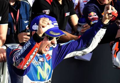 Jorge Lorenzo celebra con su equipo la consecución de la última pole.